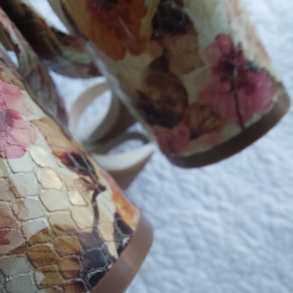 COLE HAAN GRAND.OS ELVA FLORAL WHITE BLOCK HEEL SANDAL - Picture 6 of 11